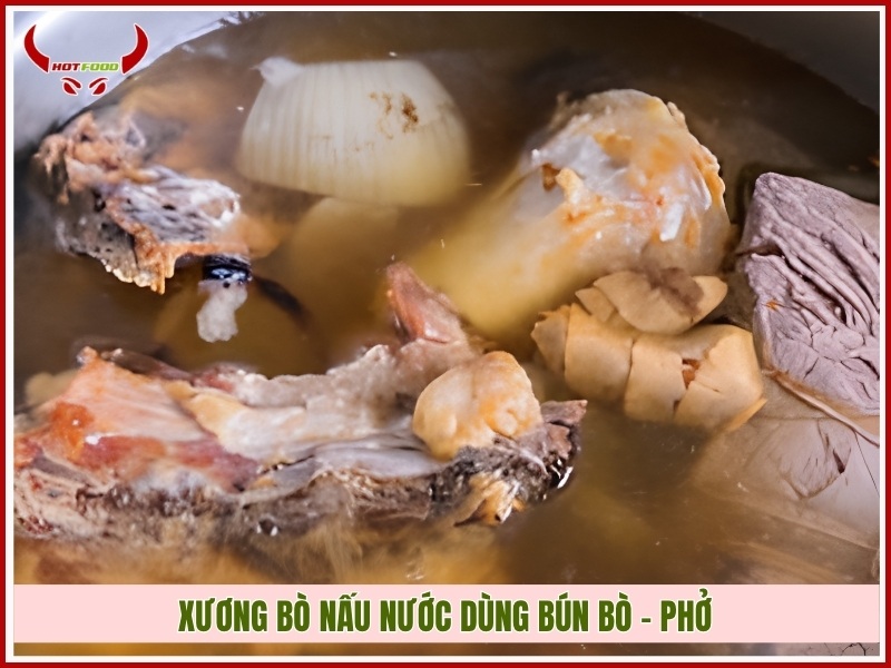 Xương bò nấu nước dùng bún bò - phở